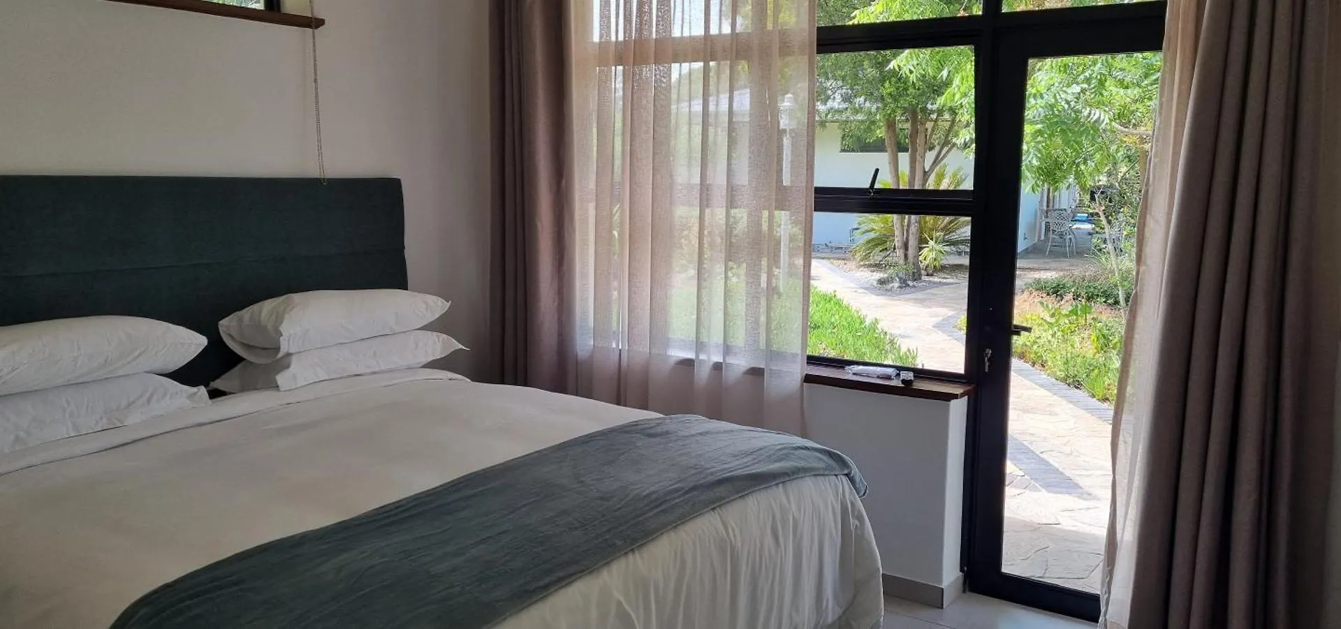 Somer House Guest Suites Somerset West Bed & Breakfast